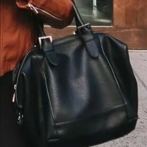 LOOKING FOR THIS BAG, DON’T KNOW THE BRAND/STYLE!